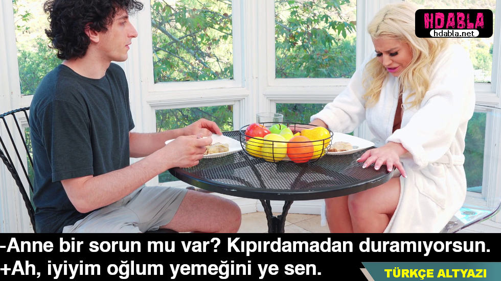 Annemle yemekte titriyordu Meğerse dildoya oturmuş orgazm oluyormuş Annemle yemekte titriyordu Meğerse dildoya oturmuş orgazm oluyormuş